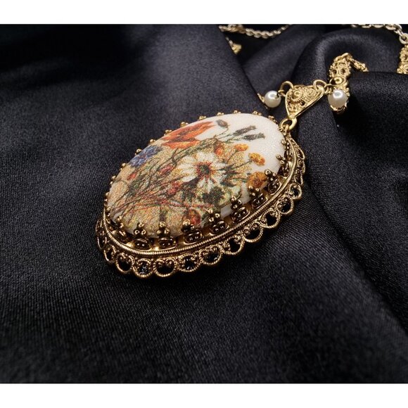 Vintage WEST GERMANY Unsigned Gold-Tone Floral Pendant Necklace - Picture 4 of 6